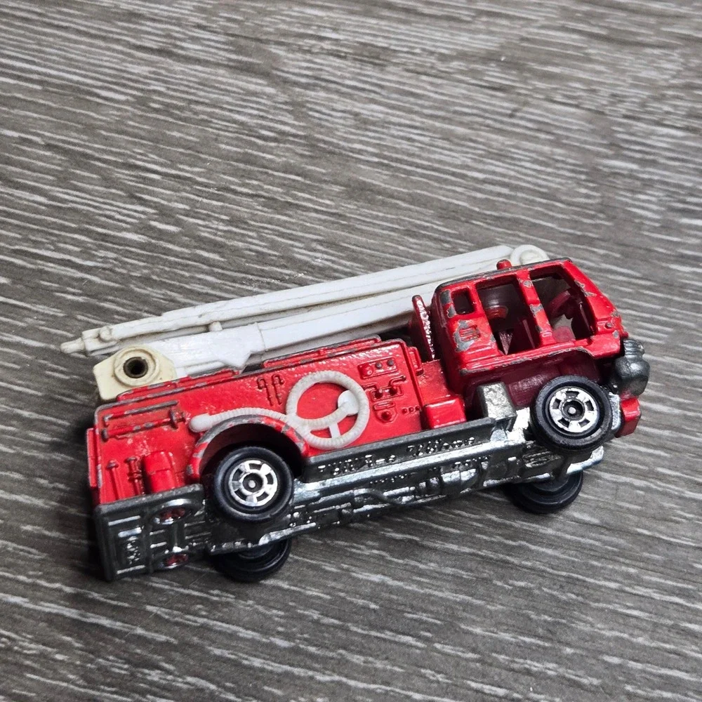 Vintage Tomica No. 3 Isuzu Squrt Fire Engine Firetruck Diecast Car Japan 1975